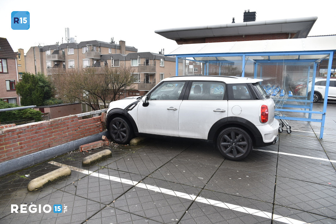 Auto botst tegen muurtje op parkeerdak in 's-Gravenzande