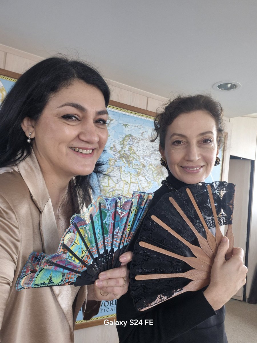 Que asistas a una reunión y la máxima autoridad de la institución te muestre que no solo tiene 1 abanico de ñanduti,  sino dos, no tiene precio. 💜
Qué orgullo nos dan las artesanas que tejen estas bellezas que nos identifican tanto en todo el mundo!!
🤩🇵🇾
El dossier del Ñanduti
