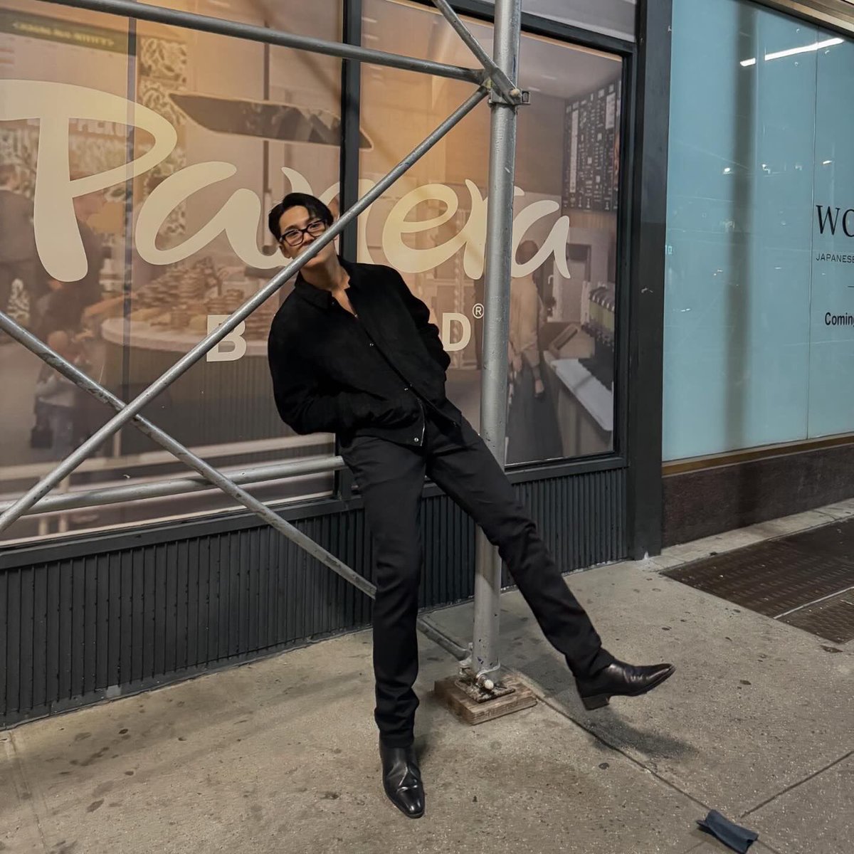 gyumse's tweet photo. i love men with long legs (mingyu) https://t.co/nsBOm0XoUK