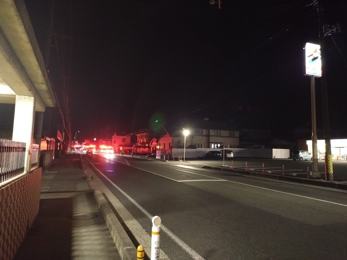 arakure20080921's tweet image. 大船渡インター付近。
なんとなく寝られず外見たら道路に多くの赤色灯。
見に行ってみたら、全国から来てくださった消防車がガソスタで給油して火事の方向に向かっていく。
車体に書かれてる色々な地名見て胸にくるものがあった。本当にありがとうございます!!
よろしくお願い致します!!
#大船渡市