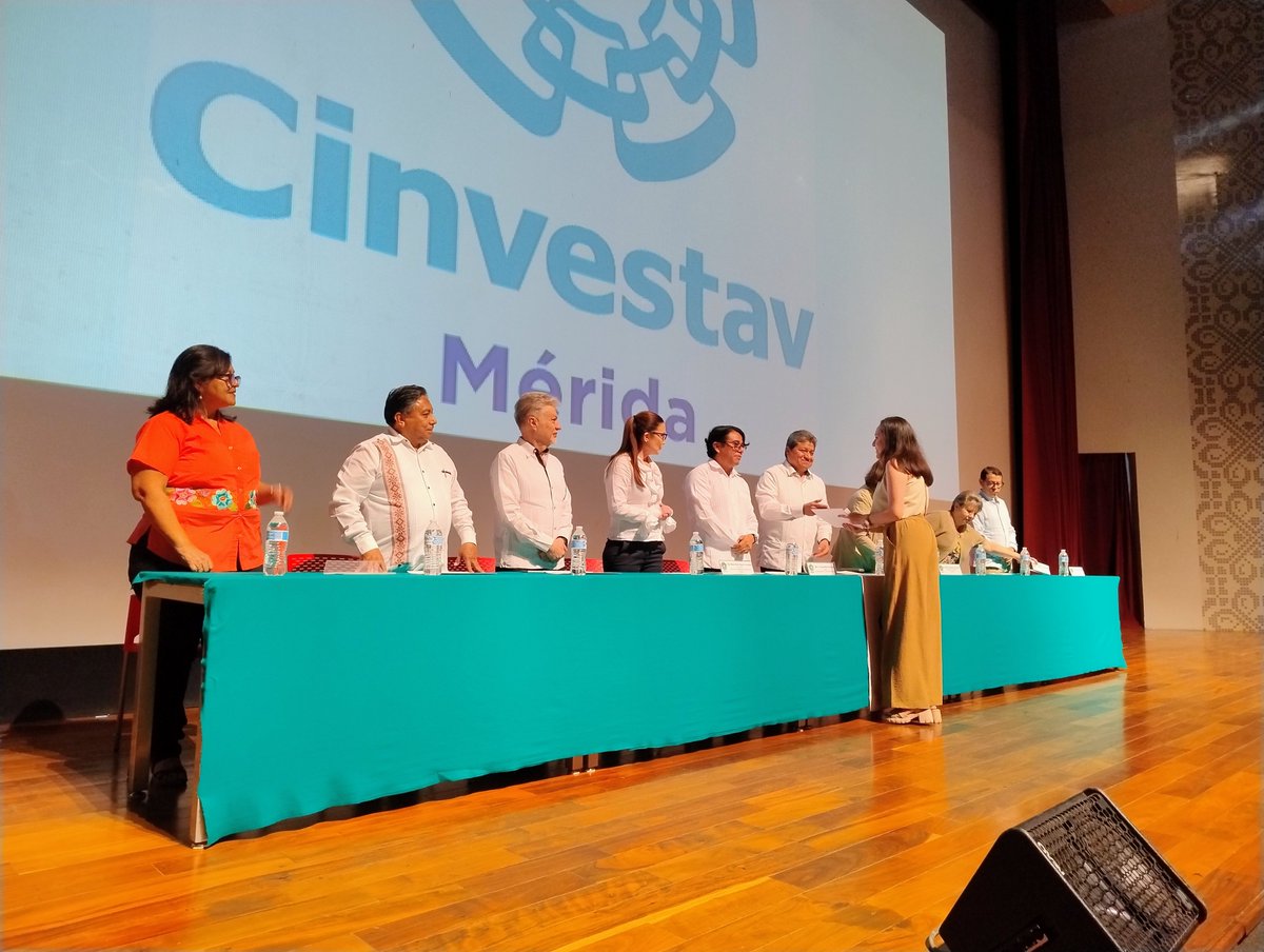 #EnEsteMomento| Entrega del Premio Alonso Fernández González a la mejor tesis de maestría en el área de Ecología Humana a Adriana Ortiz Servín.