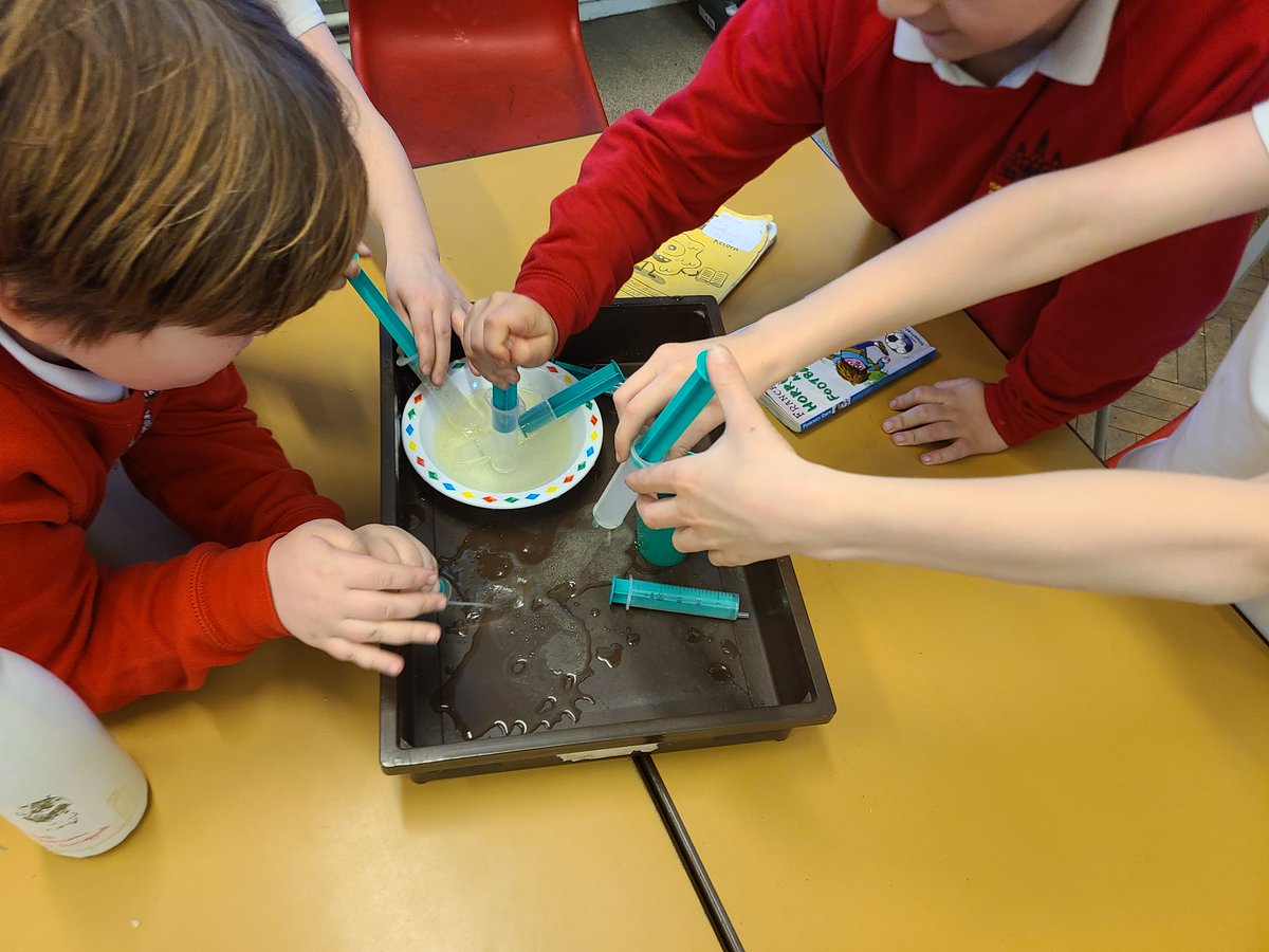 In Science today, Year 4 investigated different methods for separating oil and water and discovered that it is really difficult clearing up after an oil spill in the ocean! #Scarcroftscience