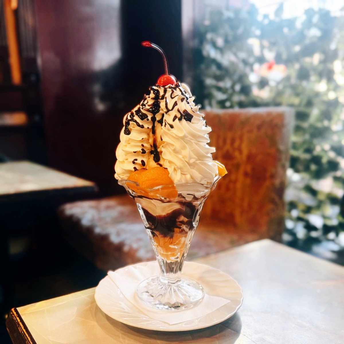 当店のチョコレートパフェは、 基礎となるアイスクリームの柱の周りを