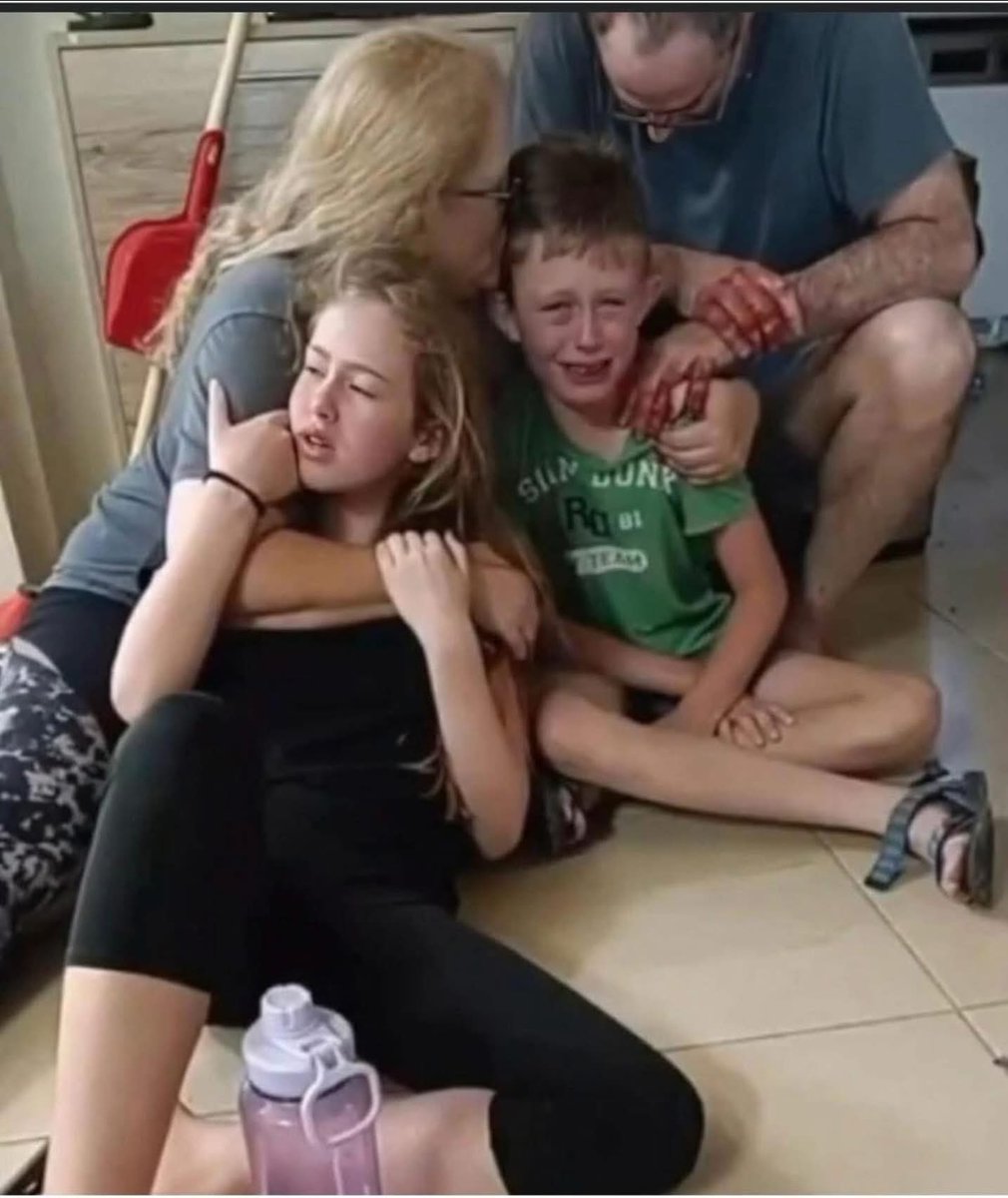 Esta foto tiene que recorrer el mundo.

Muestra a un padre cubierto de la sangre de su hija asesinada, Maayan, a quien Hamas disparó a través de la puerta de la habitación segura de su casa. Los dos niños sobrevivientes lloran por su hermana mayor asesinada y preguntan si ellos