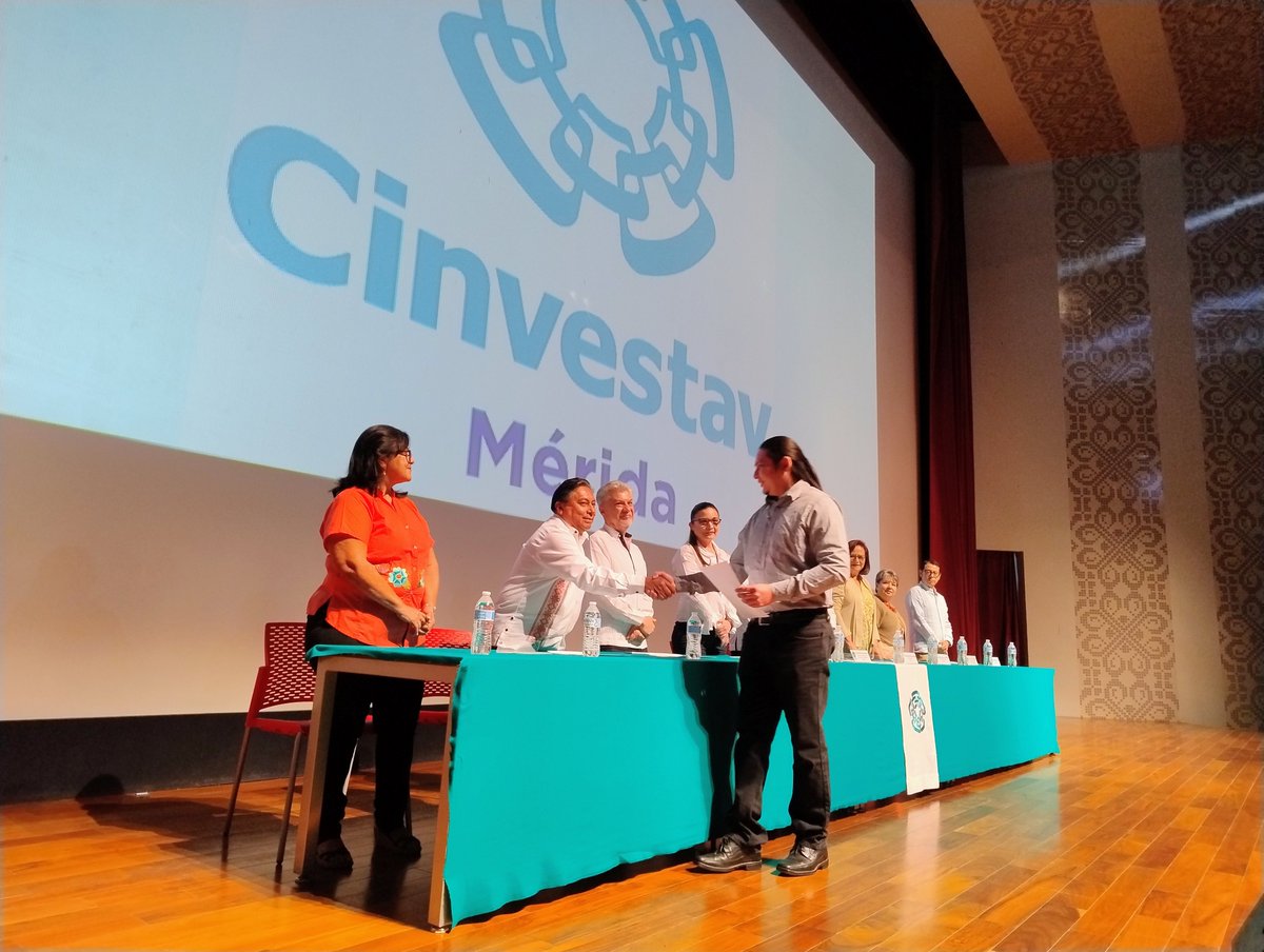 #EnEsteMomento| Entrega del Premio Alonso Fernández González a la mejor tesis de maestría en el área de Fisicoquímica a David Emmanuel Esparza Herrera.