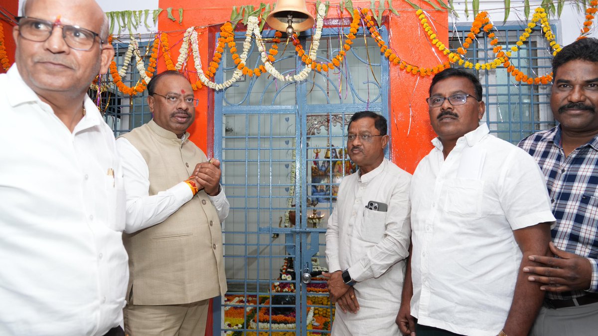cbawankule's tweet photo. शिवनाग मंदिर, स्नेहनगर, मौदा येथे महाशिवरात्रीनिमित्त आयोजित कार्यक्रमात उपस्थित राहिलो. माझ्यासमवेत यावेळी माजी आमदार @T_Sawarkar व नागरिक उपस्थित होते.

#Bjp #Mouda #Maharashtra #ChandrashekharBawankule https://t.co/rT0SL3lPcb