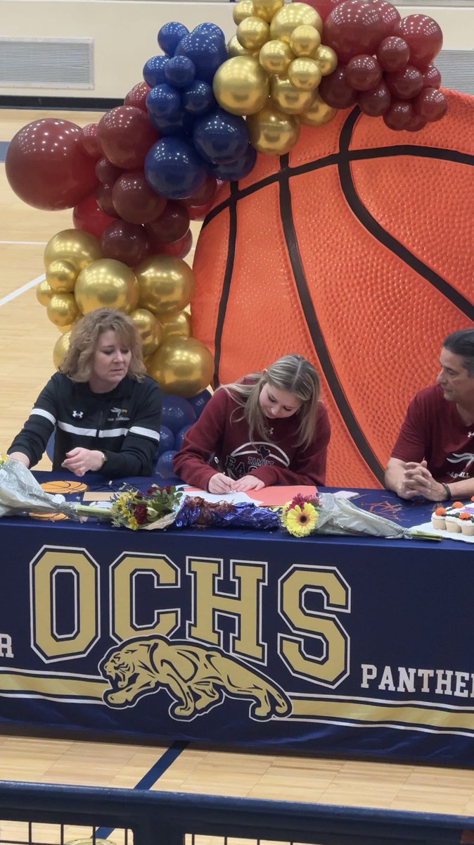 jules07hoops's tweet photo. Officially an Eagle! Can’t wait to get to work and see all my freshman season has in store for me! @CoachCory15 @TAMUT_WBB @OCGirlsBB @OCathletics1819 @SALadyHoops https://t.co/3JhlPU2T8q