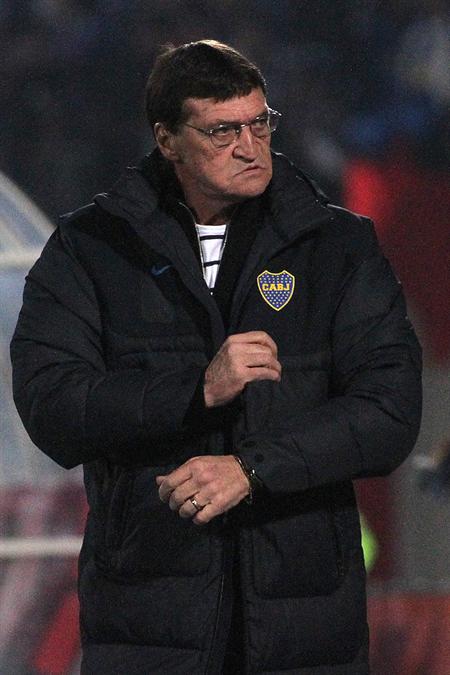 Estuvo 41 partidos sin perder
Gano la mayoria de clasicos
Nunca perdio contra RiBer
Salio campeon invicto con valla menos vencida
Hacia un gol y no se lo empataban mas
Nos hizo pelear todo lo que jugamos
Armo tres equipos
El ultimo mejor DT que tuvo Boca.
De pie ante JC.