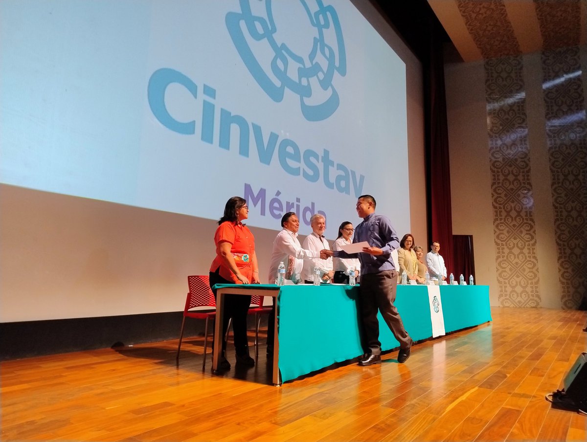 #EnEsteMomento| Entrega del Premio Alonso Fernández González a la mejor tesis de maestría en el área de Biología Marina a Libni Azael Mass Hernández.
