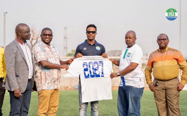 AfaTejan's tweet photo. 🗞️ 𝗢𝗙𝗙𝗜𝗖𝗜𝗔𝗟!! 🇸🇱⚽

Mohamed Kallon is the new head coach of the Sierra Leone National Football Team! 🎉 A football legend, Kallon will lead Team Salone until 2027. Let’s support our new coach as we aim for success! 💥

#SierraLeoneFootball #TeamSalone #MohamedKallon #NewBeginnings
