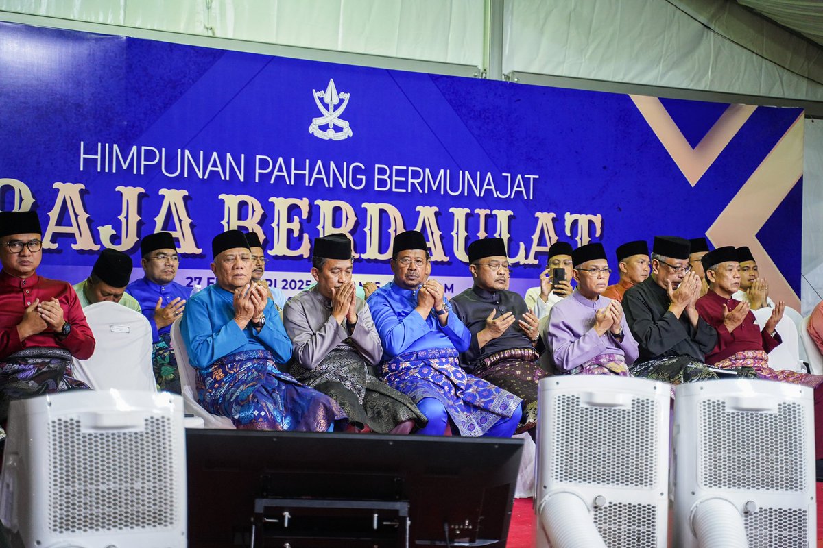 Alhamdulillah, selesai Himpunan Pahang Bermunajat di Masjid Negeri Sultan Ahmad 1, Kuantan. Menjunjung kasih atas keberangkatan Sultan Pahang dan Tengku Mahkota, lambang kasih sayang Raja dan rakyat.Semoga Pahang terus aman dan sejahtera.

Daulat Tuanku!