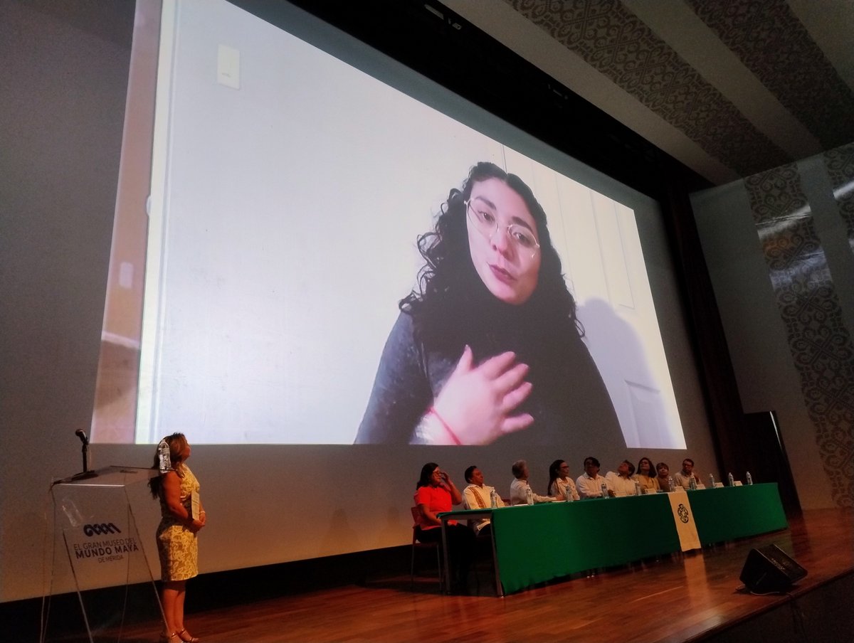 #EnEsteMomento| Entrega del Premio Alonso Fernández González a la mejor tesis de doctorado en el área de Fisicoquímica a Jessica Jesús Arcudia Muñoz, en su representación, lo recibe su madre Silvia Muñoz.