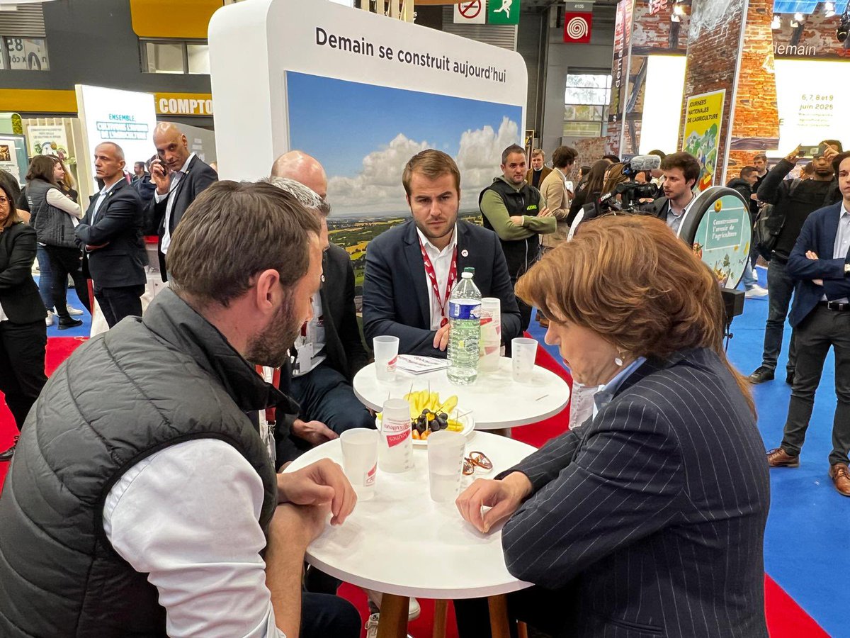 Jeunes Agriculteurs (@jeunesagri) on Twitter photo La ministre de l’Agriculture, <a href="/AnnieGenevard/">Annie Genevard</a> a été accueillie ce jeudi après-midi sur le stand #JeunesAgriculteurs au #SIA2025 Planification agricole, sécheresse, sanctions DJA ou vaccination MHE/FCO font partie des sujets abordés avec nos élus <a href="/HorelPierrick/">Pierrick Horel</a>, <a href="/QGuillous/">Quentin Le Guillous</a>, La ministre de l’Agriculture, <a href="/AnnieGenevard/">Annie Genevard</a> a été accueillie ce jeudi après-midi sur le stand #JeunesAgriculteurs au #SIA2025 Planification agricole, sécheresse, sanctions DJA ou vaccination MHE/FCO font partie des sujets abordés avec nos élus <a href="/HorelPierrick/">Pierrick Horel</a>, <a href="/QGuillous/">Quentin Le Guillous</a>,