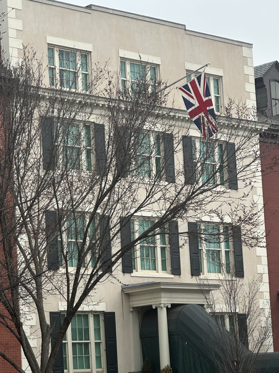Stone_SkyNews's tweet image. 🇺🇸🇬🇧 It seems that the union flag is flying upside down outside Blair House - the presidential guesthouse opposite the White House where PM Starmer is staying for his visit.