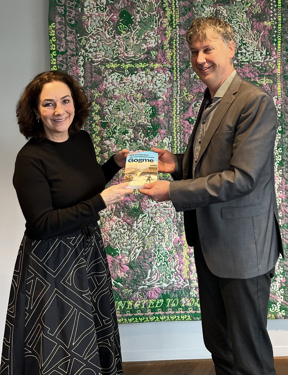 De burgemeester gaat GOGME lezen. Was fijne ontmoeting! @FemkeHalsemaa <a href="/amsterdam750/">Amsterdam 750</a> <a href="/Iamsterdam/">I amsterdam</a>