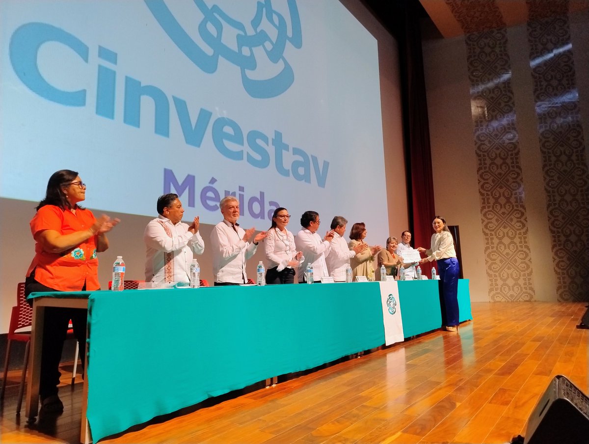 #EnEsteMomento| Entrega del Premio Alonso Fernández González a la mejor tesis de doctorado en el área de Ciencias Marinas a Mariana Beatriz Ávila López.