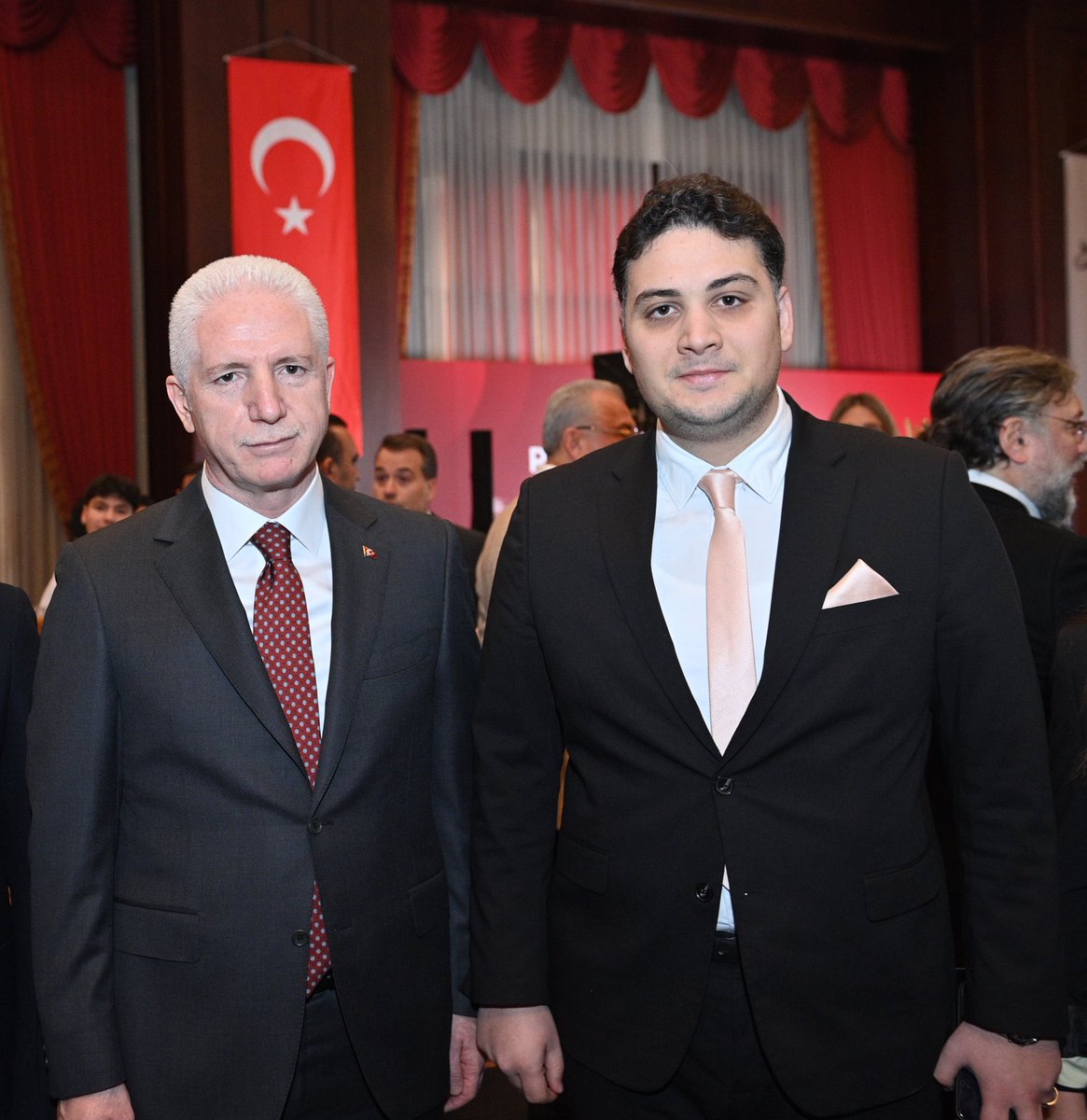 İstanbul Valimiz Sayın Davut GÜL’ün Başkanlığını yürüttüğü İstanbul Çocukları Vakfı Lansman ve Proje Tanıtım toplantısına katılım sağladık.

Çok verimli projelerin hayat bulduğu birçok genç kardeşimize burs temini sağlayan bu güzel çalışma ortamı ve davet için Sayın Valimize ve