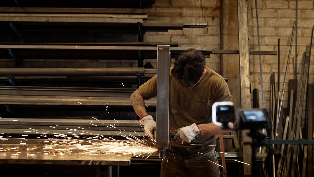 RTVECatalunya's tweet image. Demà a #EnRouter:
🪙 Com treuen diners als pobles on no hi ha bancs
📲 Un comerç que utilitza WhatsApp per mostrar ofertes i rebre comandes
🧑‍🏭 La història del jove creador de contingut i soldador

⏰ A les 10:30h a @La1_tve i RTVE Play Catalunya
🔗 rtve.es/v/16324575