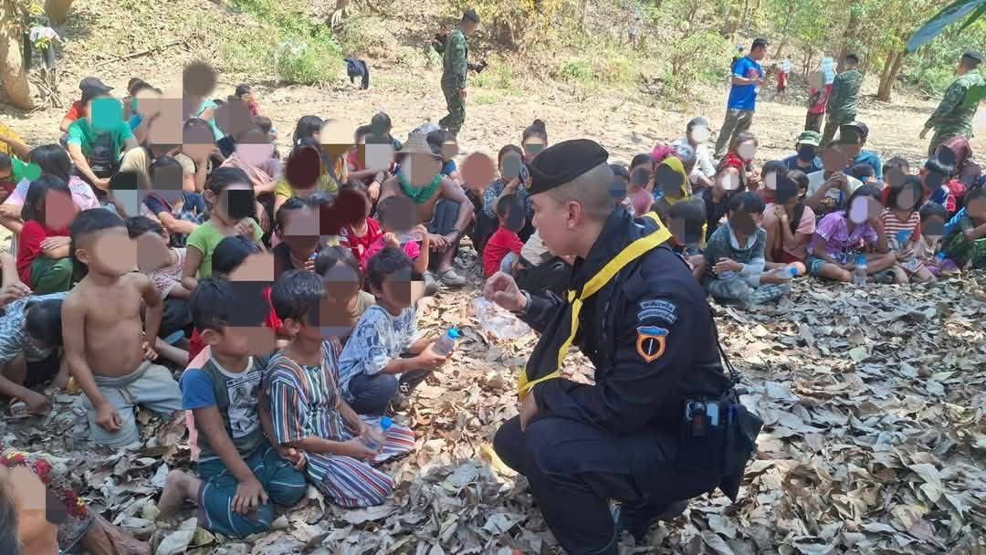 NimrodAndrew's tweet photo. A SAC airstrike opposite Tha Song Yang district in Tak Province this morning forced civilians to flee to the Thai side. Grateful to the Thai soldiers for helping the innocent civilians. https://t.co/zockxgEWHo