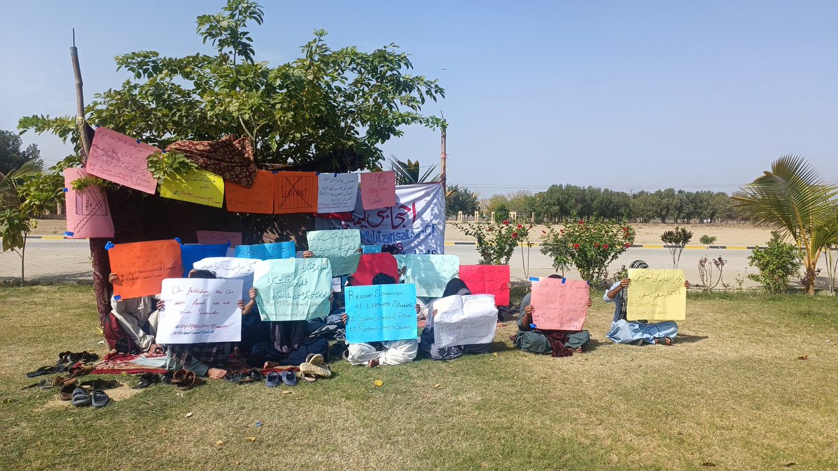 abdul79764's tweet photo. لسبیلہ یونیورسٹی طلباء کا احتجاج آج تیسرے دن بھی جاری

#StopMilitarisationOfLUAWMS 
#RestoreLuawmsStudents https://t.co/2huOmyrfZV