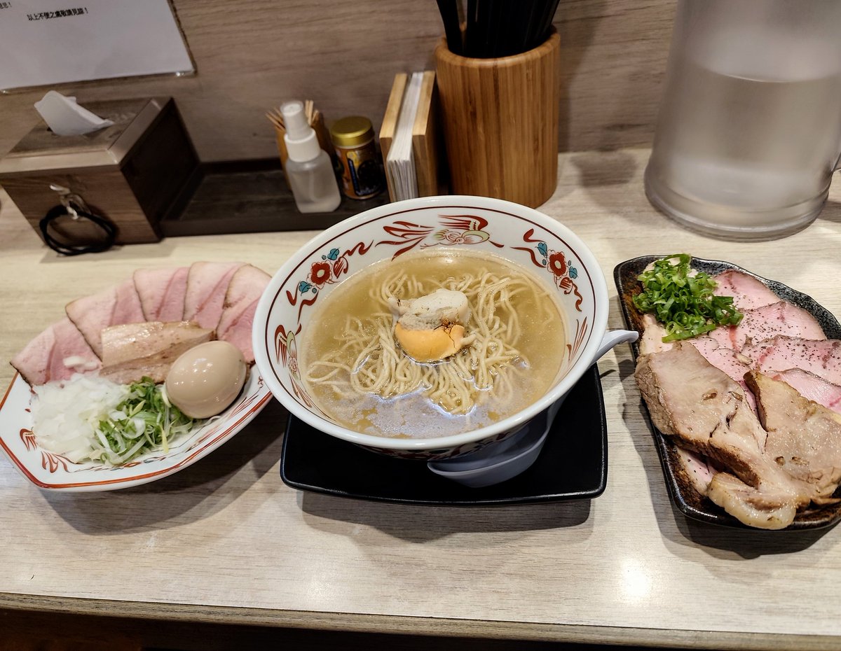 被肉包圍的麵麵！
双豚 ラーメン限定!
特製雞貝鹽煮干清湯拉麵2.0
（另外加點肉肉拼盤）