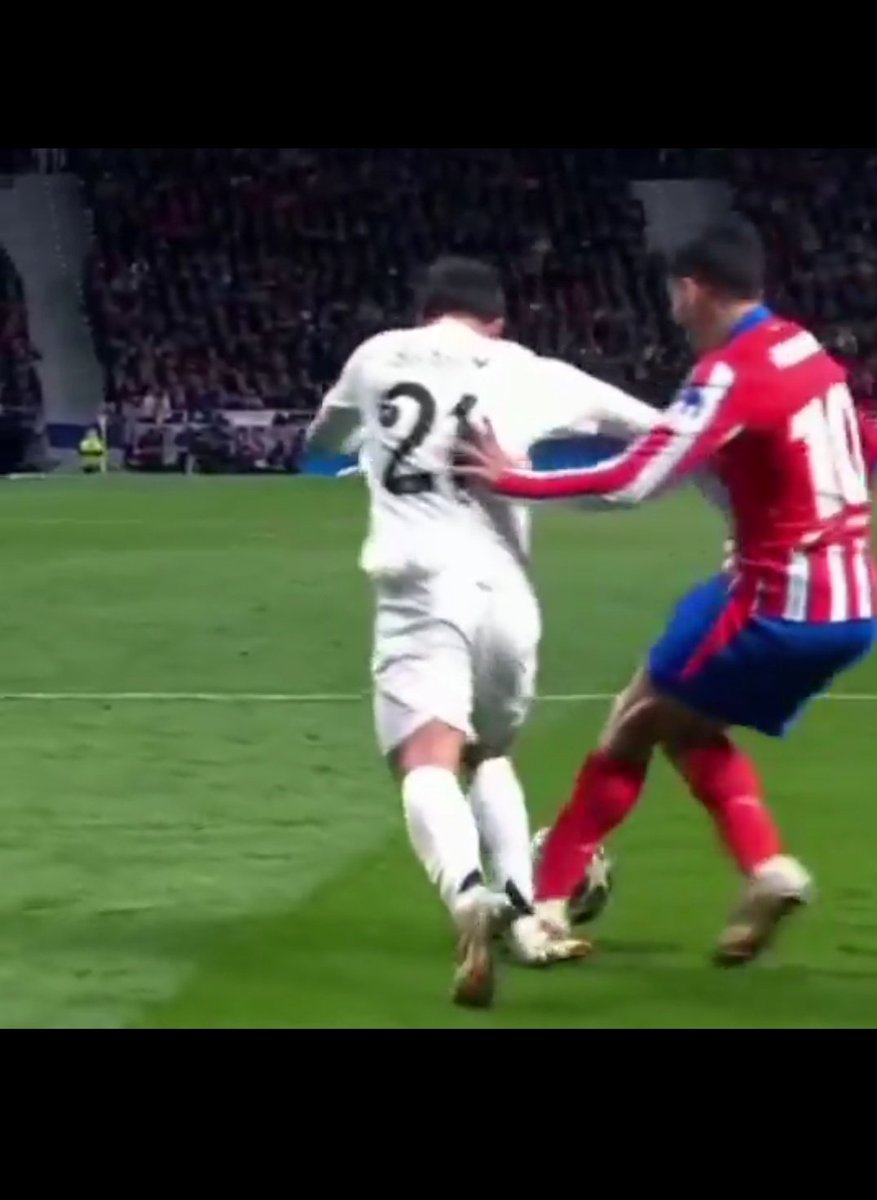 picazo94's tweet photo. @SrNaninho En esta se ve mejor como le dobra todo el pie.. y lo peor que parece que esto no hay pasado en el partido por qué nadie lo dice.. https://t.co/EteZMmpOn9