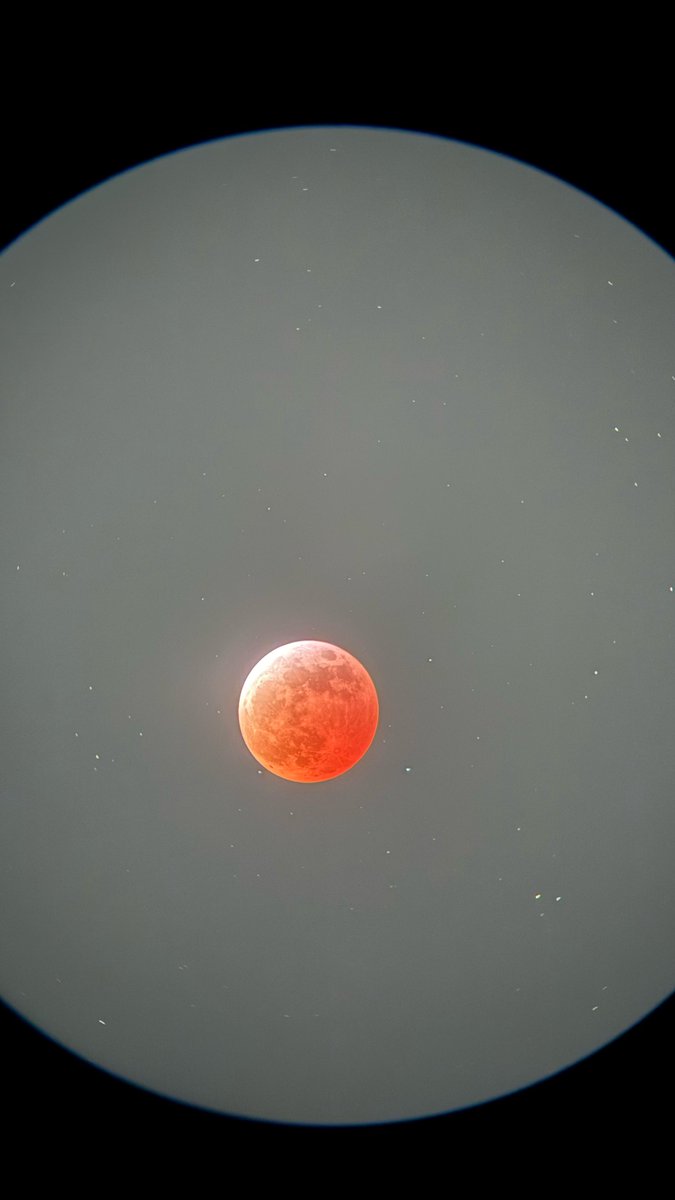 Fotografía que nos envían desde el Observatorio Astronómico Nacional en Cerro Calán, Chile. #EclipseLunar #Luna #Lunaroja
