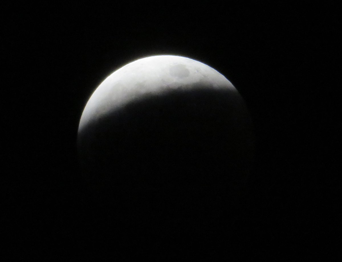 amandapanda_08's tweet photo. #BloodMoon #LunarEclipse #EclipseLunar from AZ this evening https://t.co/x34P61kpeF