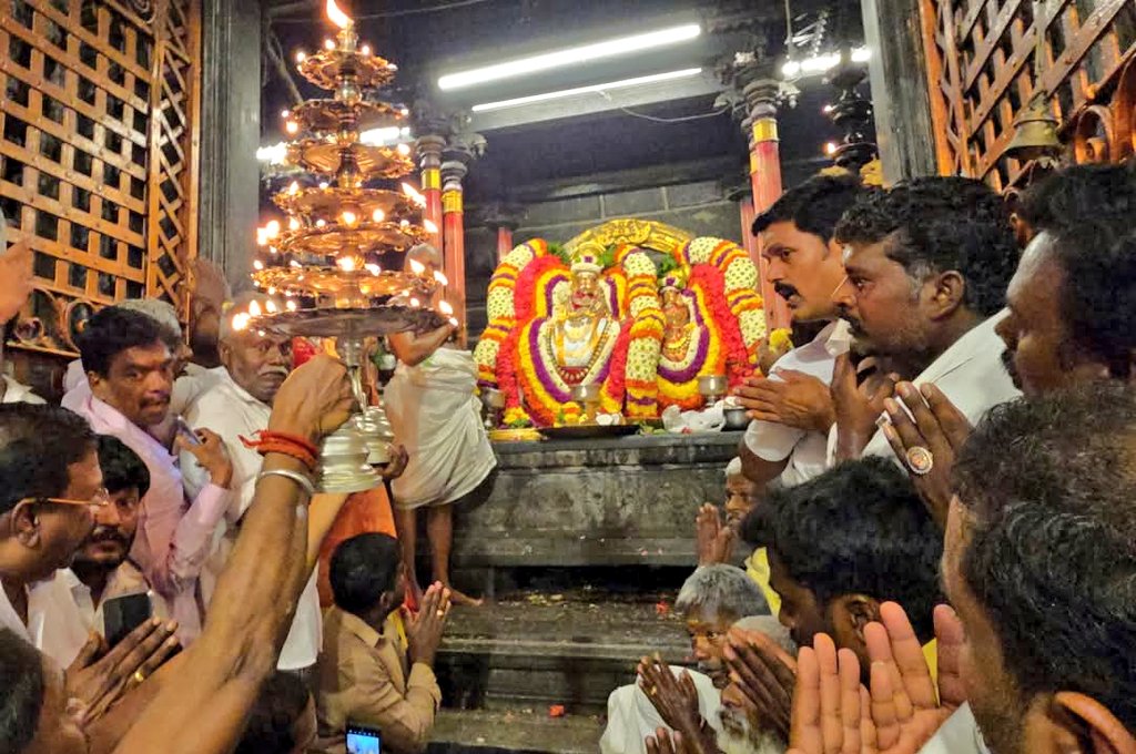 vimalvarman6's tweet photo. வன்னிய மாமன்னர் அக்னிகுலதிலகன் வீர வல்லாளமகாராஜரின் மகனாக அவதரித்த அண்ணாமலையாருக்கு  வருடா வருடம் வன்னியமக்கள் ஒன்று அரசனாக அதாவது வன்னிய மன்னராக பட்டாபிஷேகம் செய்து முடிசூட்டுவார்கள். அவ்முடிசூட்டில் வன்னியர்களின் குல கொழுந்து அண்ணியார் செளமியா அன்புமணி கலந்துக்கொண்ட காட்சிகள். https://t.co/ytpzANBfk7