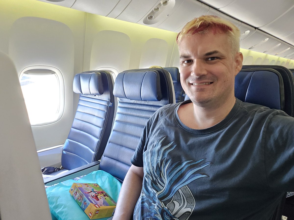 Alright everyone, this is attempt number 2 at going to USA... My flight yesterday was CANCELLED!!
About to take off, so I will see you all soon!! Follow along here: flightaware.com/live/flight/UA…
(PS. Going to be at <a href="/BABSCon/">BABSCon: Bay Area Brony Spectacular</a>)