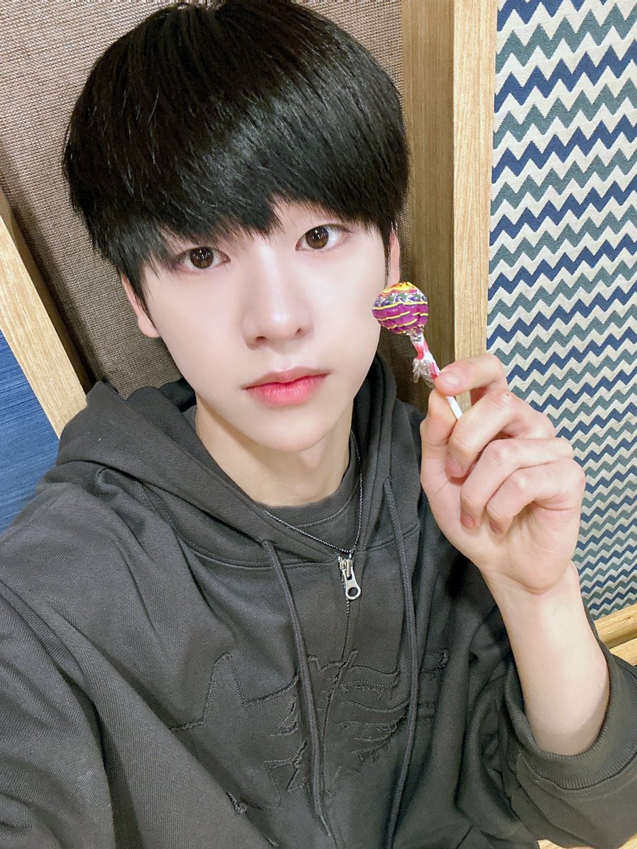 [📷] 해피 화이트데이🍭

🍊+🍇=🍀🐩🐺💜

#DRIPPIN #드리핀
#WhiteDay