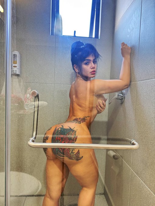 2 pic. Come and soap my big fat ass ?… wata ??? https://t.co/mfbFS9abF6