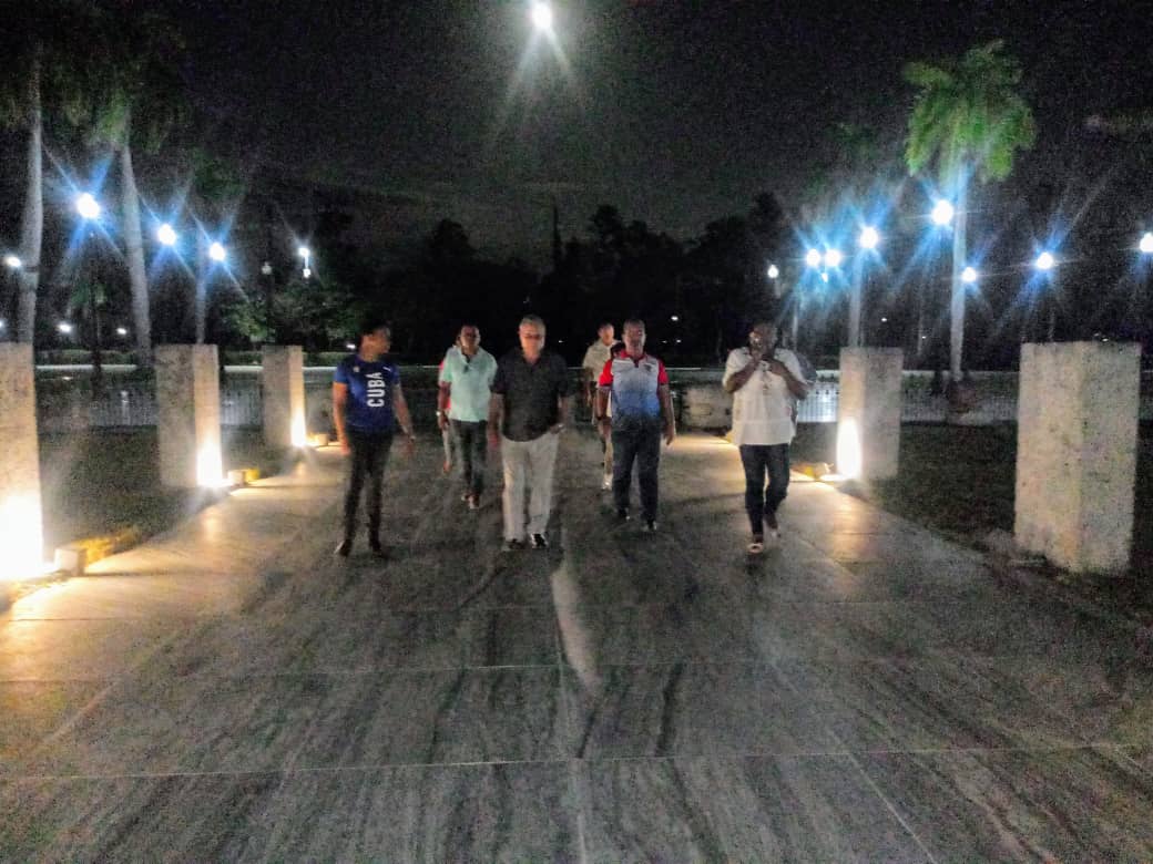 Al final del día, visitamos el Cementerio de Sta. Ifigenia, para rendirle Homenaje, al Líder histórico de la Revolución Cubana Fidel Castro Ruz, el Apostol de la Patria José Martí y los fundadores de la Nación Carlos M de Céspedes y Mariana Grajales #CubaViveSuHistoria #INRHCuba