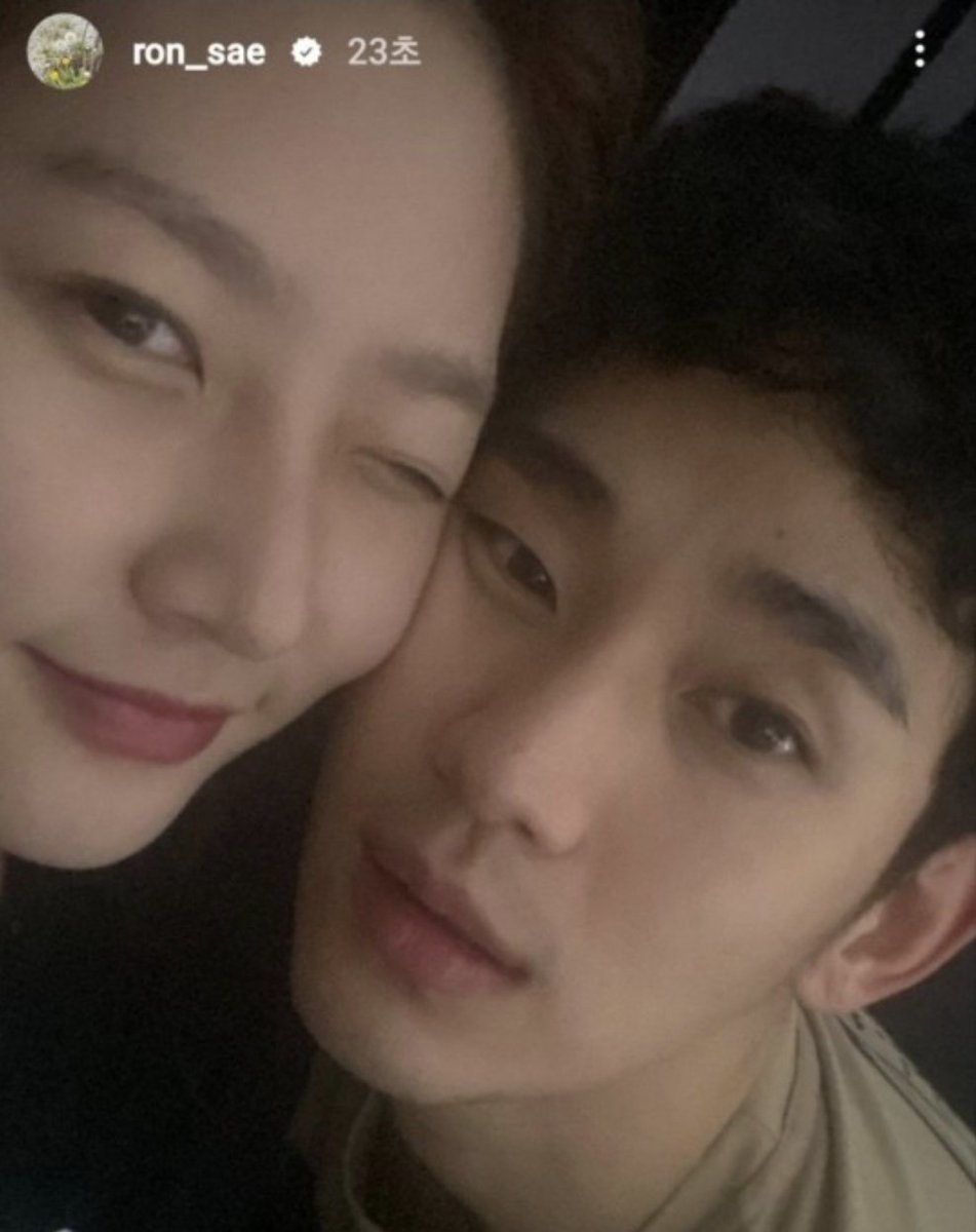 눈썹 위 점 말예요..
김수현씨 군입대가 2017년 10월인데, 그 시기에 점을 뺐는데 이 사진이 2019년 여름 이후 사진이라고요?
군인 시절 사귀지도 않았는데 단지 친분이 있다는 이유로 미성년자 지인에게 '보고싶다'며 편지를 썼고요? 아 네...ㅋ