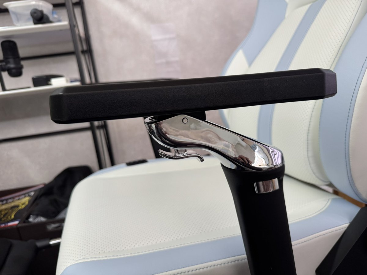 peyo122101's tweet image. 新しいゲーミングチェア買った！
YouTubeとかの評価見ててアームレストのロック機能が無いことだけ気になってたけど
今日届いたのを見たら改善されてて感動🥹

#AutoFull
#AutoFullM6Ultra