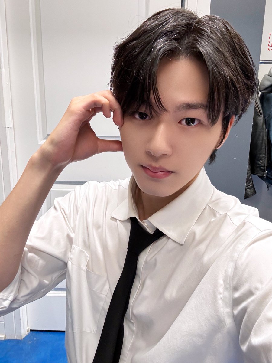 GHOST9OFFICIAL's tweet photo. 다시 올 동안 건강 잘 챙기세요~~

#LEEJINWOO #이진우
#GHOST9 #고스트나인 https://t.co/ftbzUNgDgA
