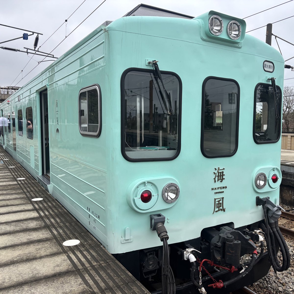 nonono_quesera3's tweet photo. 海風號觀光列車（シーブリーズ）に乗ってきた♪

新竹〜臺中の途中、新埔と大甲で停車して観光もできる約3時間の旅。ティファニーブルーの空間と美味しいアフタヌーンティーセットで優雅な時間を過ごせました😊
南港↔︎宜蘭もあるよ。

……後日きっと動画に纏める🤔
#台湾旅行 #海風號觀光列車 #台湾 https://t.co/oxrxJdSd8C
