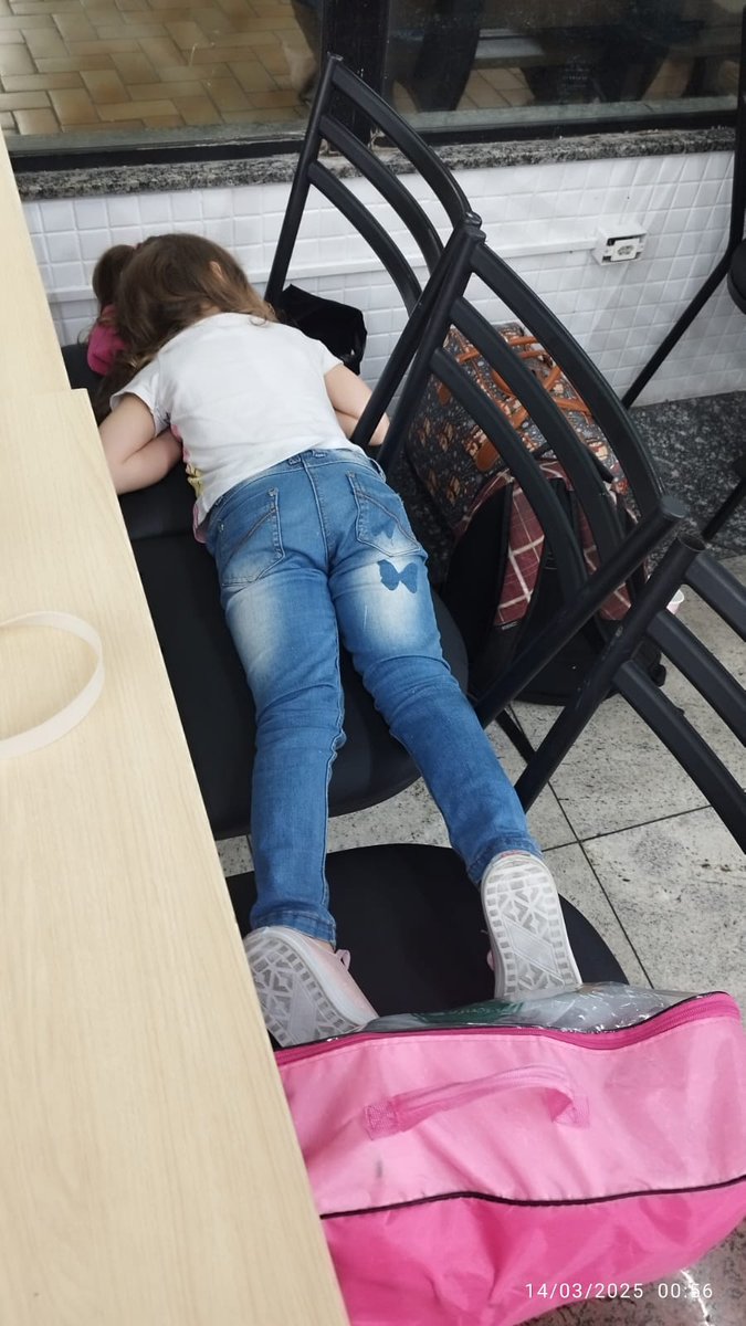 Minha filha morrendo de sono devido ao atrasado do ônibus da <a href="/gontijo/">Felipe Gontijo</a> , tentei adiar minha passagem mas disseram que EU tenho que pagar a multa para adiar a viagem , agora tenho que ficar com minha filha e minha mulher, até deus sabe que horas .
