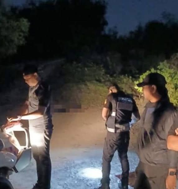 mynewshub's tweet photo. Polis Tembak Mati Tiga Penjenayah Warga Asing Di Sepang

Oleh Bernama -March 14, 2025

Polis DiRaja Malaysia (PDRM)
POLIS menembak mati tiga penjenayah warga asing yang dikategorikan sebagai ganas dan bahaya menerusi Op Rantau di Desa Vista di Sepang awal pagi tadi.

Dalam operasi pada 2.30 pagi itu, sepasukan anggota polis yang menjalankan rondaan bertembung dengan tiga lelaki memakai pakaian gelap dan bertopeng sebelum mereka bertindak menyerang polis dengan menggunakan parang.

Timbalan Pengarah Jabatan Siasatan Jenayah (Risikan/Operasi) Bukit Aman Datuk Fadil Marsus ketika dihubungi Bernama berkata bagi mempertahankan diri dan memastikan keselamatan, polis melepaskan beberapa das tembakan ke arah suspek.

“Ketiga-tiga suspek berusia antara 35 hingga 40 tahun itu disahkan mati di lokasi kejadian,” katanya.

Beliau berkata dengan tumpasnya kesemua suspek, polis berjaya menyelesaikan 17 kes samun dan pecah rumah di Selangor, Negeri Sembilan dan Kuala Lumpur dengan nilai kerugian hampir RM1 juta. 

“Berdasarkan risikan, polis percaya suspek aktif dalam kegiatan samun di sekitar Selangor dan Kuala Lumpur sejak awal 2024 hingga kini,” katanya.
— BERNAMA
