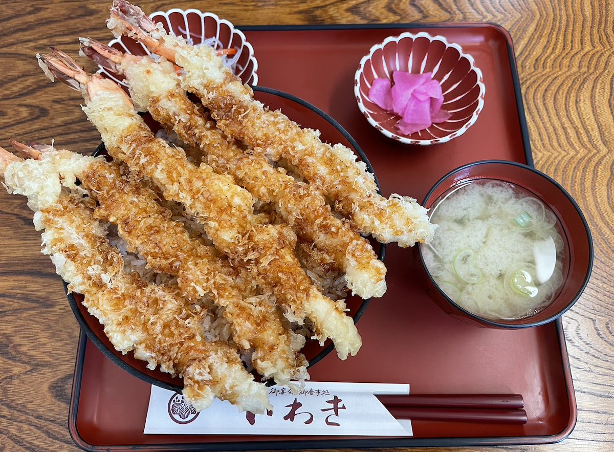 Northsmile2019's tweet photo. 【長沼町 赤字丼】

長沼町のお食事処「いわき」で提供されている名物「赤字丼」。

丼からはみ出すほど巨大なエビをサクサクの衣で揚げて豪勢に5本ドドンと並べた他にはないここだけの海老天丼です。甘辛いタレが衣に染み込んでいて味も間違いなし‼️

新千歳空港からのアクセスも良好ですよ◎ https://t.co/zg0thRt6AF