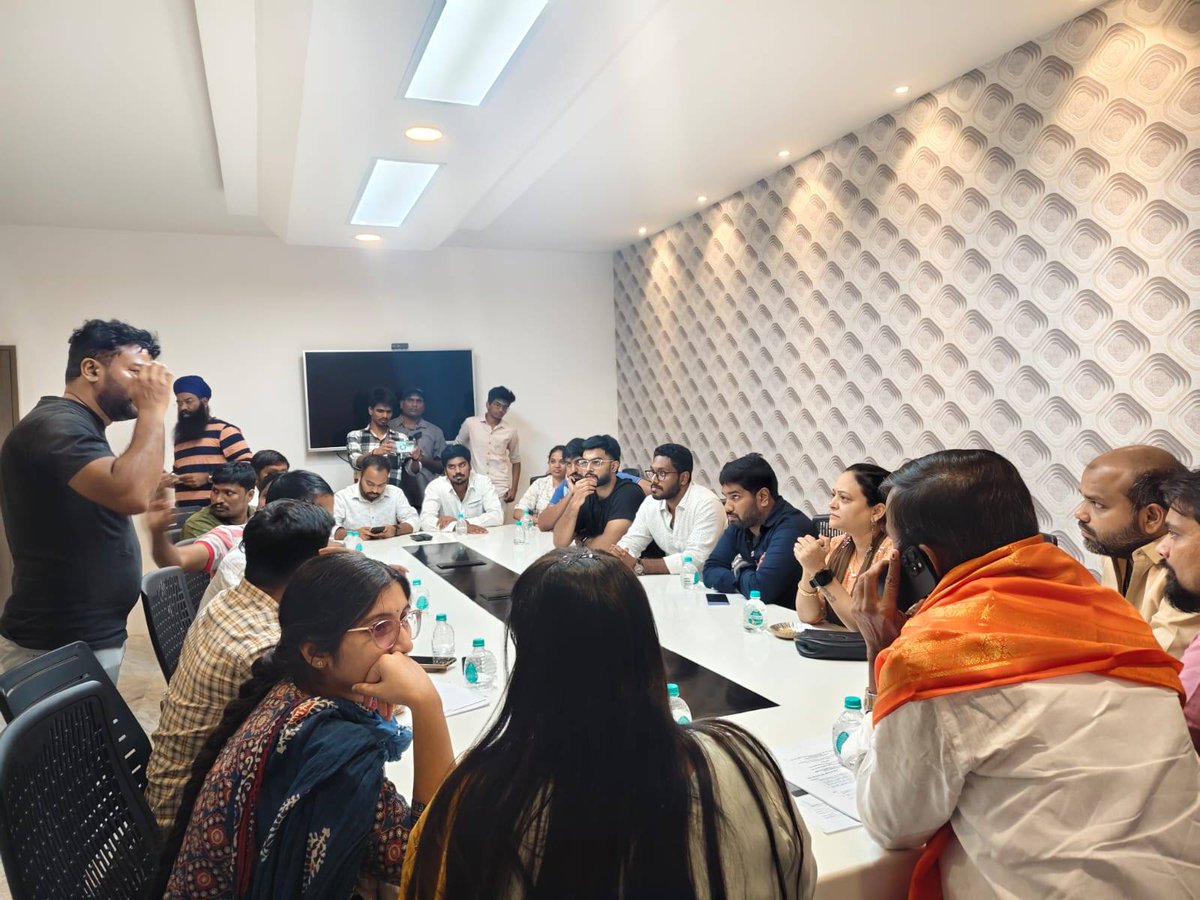 AnjiReddy_BJP's tweet photo. Group 1,Group 2 అభ్యర్థులను కలిసి ఇచ్చిన మాట ప్రకారం వాళ్ళ సమస్యల మీద పోరాటం చేస్తానని నిరుద్యోగులు క�� అండగా ఉంటాను అని తెలియజేసిన గ్రాడ్యుయేట్ ఎమ్మెల్సీ అంజిరెడ్డి గారు
#Anjireddychinnamile #BJPTelangana #tspscgroup1 #tspscgroup2 https://t.co/Lyln83eSn8