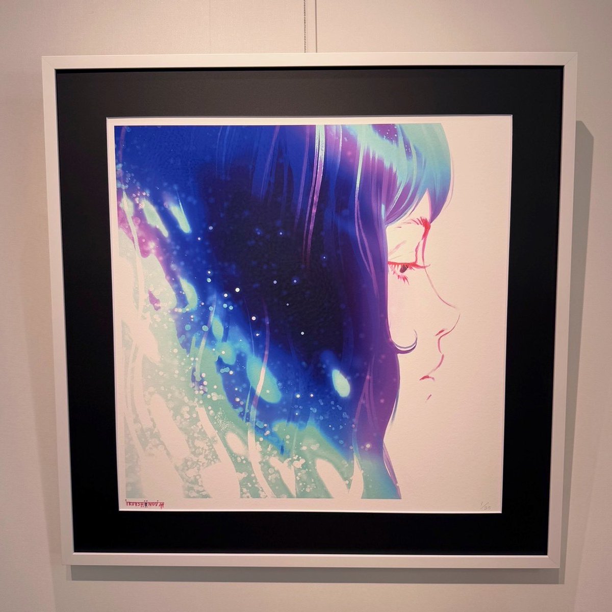 Ilya Kuvshinov (<a href="/Kuvshinov_Ilya/">イリヤ・クブシノブ</a>)
waves
60.0×60.0cm
Ed.25
デジタルドローイング・アーカイバルピグメントプリント・グリッター・コットン100%ペーパー

淡い色味と、髪の毛のラインにグリッターを施すことで柔らかく上品な作品になっています🫧