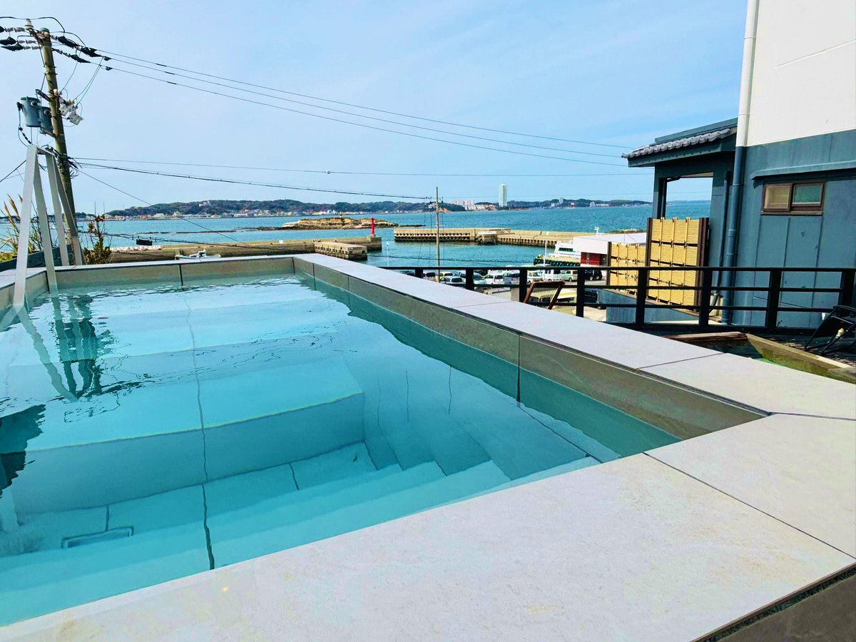 愛知、日間賀島🏝️
KINOSUKE、島のサウナ。

のんびり海を眺めながら入るサウナ
島の時間は特別✨

色々なサウナに入って来たけど
音響環境が過去1素晴らしかった👀👏
澄んだ音がすーと入って来て
没入感がすごい🥹

外気浴は頭からつま先まで
海風が包み込んで幸せ😌

最後、温泉に入れるのが嬉しい☺️