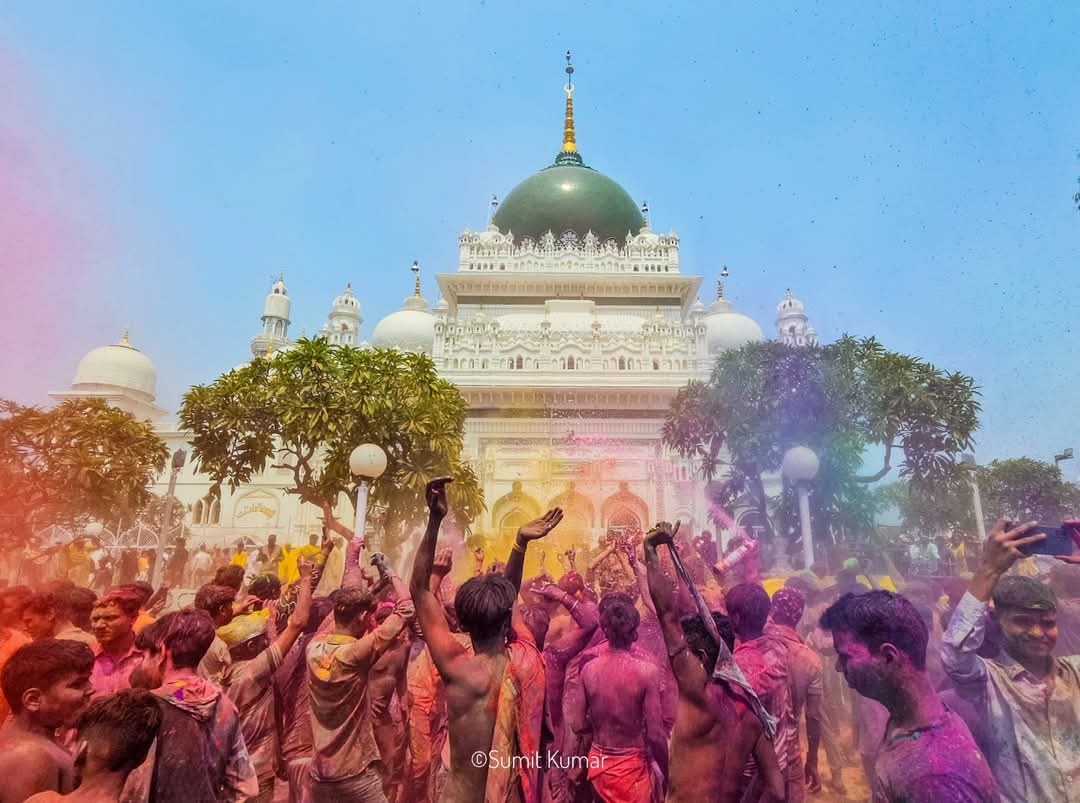 देवा शरीफ की होली।

दंगाई मानसिकता पर पानी फेरती तस्वीर।