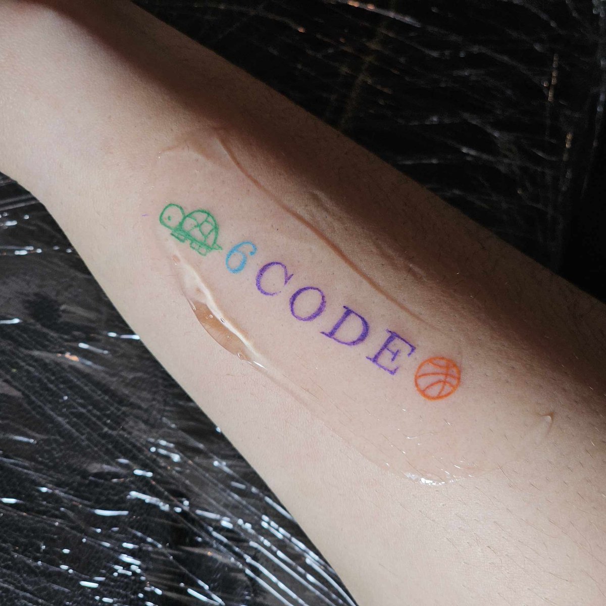 Pim_pap's tweet image. ชื่อด้อมว่าอะไรนะ #6CODE ป่ะ
ค่ตจะเท่ห์เลยอ่ะ #แม็กกี้บาส #maxkybas