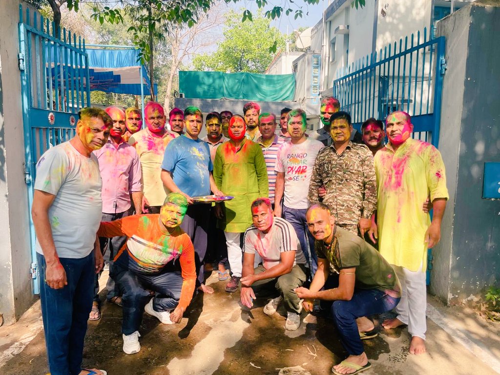 रंग-गुलालों का त्यौहार होली को रेंज बोकारो के0 रि0पु0बल के कर्मियों ने श्री आसूतोष प्रकाश सहा0कमा0,  की उपस्थिति में बड़े उत्साह के साथ मनाया गया। जिस अवसर पर पुलिस उप0 महानिरीक्षक, रेंज बोकारो महोदय द्वारा कर्मियों तथा उनके परिवार को रंगों के पावन उत्सव होली के शुभकामनाएं दीं।।।