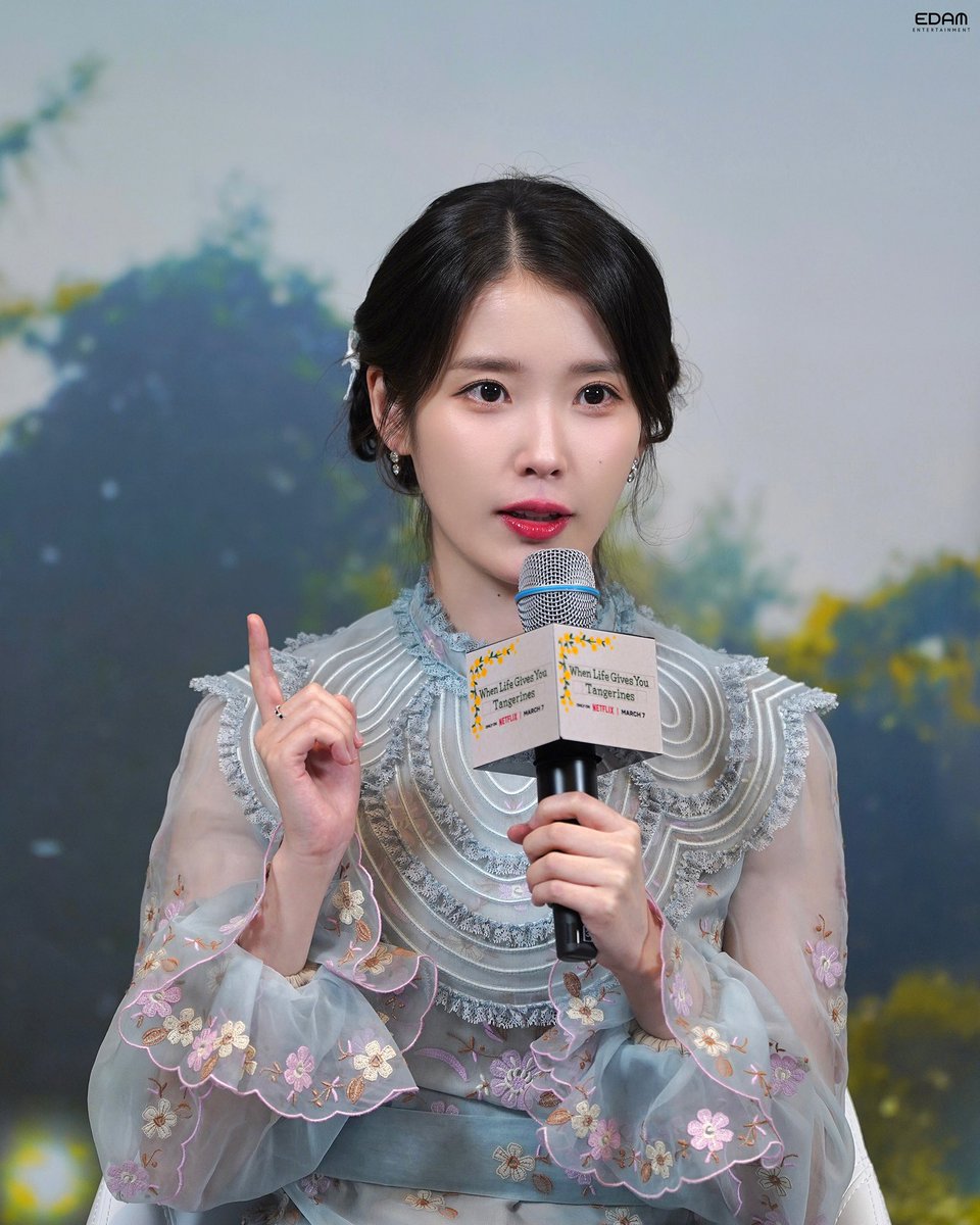 _IUofficial's tweet photo. [📬]

<폭싹 속았수다> 제작발표회 비하인드 봐야죠. 그게 정의죠.
You have to watch behind the scenes from the production press conference of <When Life Gives You Tangerines>. That's justice.

📝 https://t.co/FxUO3LBwl4

#아이유 #IU 
#폭싹속았수다
#WhenLifeGivesYouTangerines #Netflix