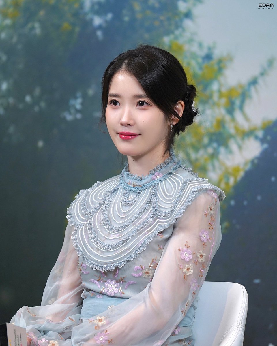 _IUofficial's tweet photo. [📬]

<폭싹 속았수다> 제작발표회 비하인드 봐야죠. 그게 정의죠.
You have to watch behind the scenes from the production press conference of <When Life Gives You Tangerines>. That's justice.

📝 https://t.co/FxUO3LBwl4

#아이유 #IU 
#폭싹속았수다
#WhenLifeGivesYouTangerines #Netflix