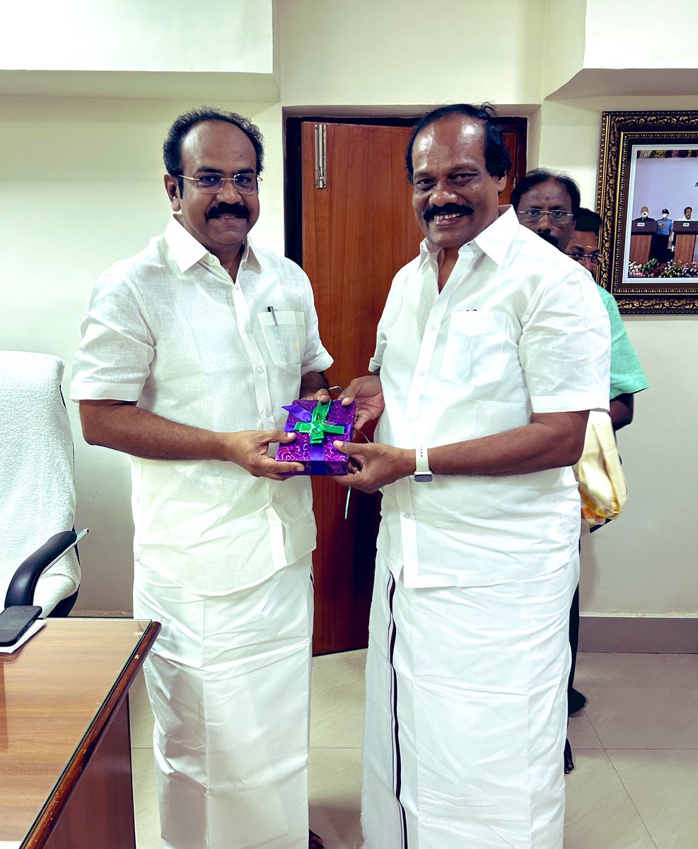 Dindigulleoni (@dindigulleoni) on Twitter photo ஒன்றிய அரசு தமிழகத்திற்கு கடுமையான நிதி நெருக்கடி கொடுத்து மாநில உரிமைகளைப் பறித்து வரும் நிலையில் திராவிட மாடல் முதல்வர் <a href="/mkstalin/">M.K.Stalin</a> நல்லாசியுடன் பெருமைமிகு நிதிநிலை அறிக்கையினை தாக்கல் செய்யவிருக்கும் மாண்புமிகு நிதி அமைச்சர் தம்பி <a href="/TThenarasu/">Thangam Thenarasu</a> அவர்களை நேரில் சென்று வாழ்த்தினேன். ஒன்றிய அரசு தமிழகத்திற்கு கடுமையான நிதி நெருக்கடி கொடுத்து மாநில உரிமைகளைப் பறித்து வரும் நிலையில் திராவிட மாடல் முதல்வர் <a href="/mkstalin/">M.K.Stalin</a> நல்லாசியுடன் பெருமைமிகு நிதிநிலை அறிக்கையினை தாக்கல் செய்யவிருக்கும் மாண்புமிகு நிதி அமைச்சர் தம்பி <a href="/TThenarasu/">Thangam Thenarasu</a> அவர்களை நேரில் சென்று வாழ்த்தினேன்.