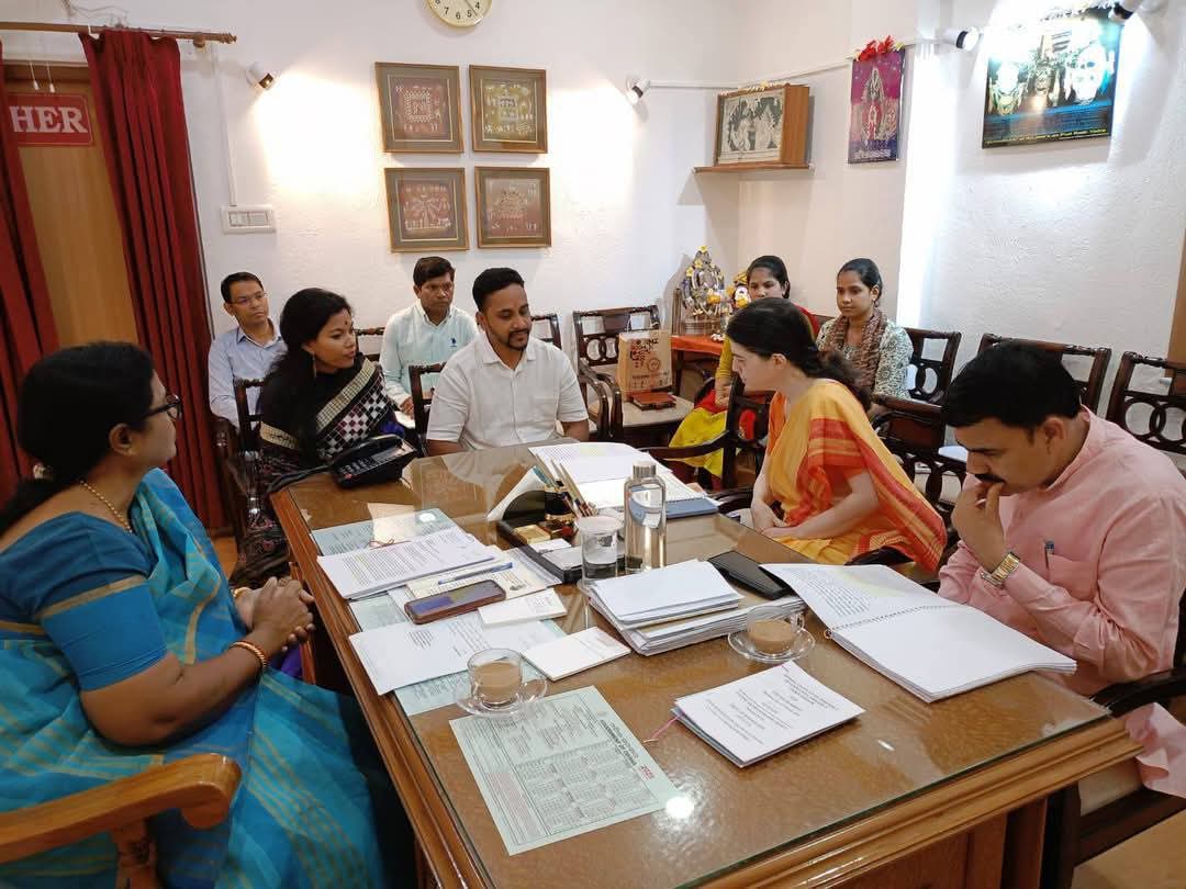 ଓଡ଼ିଶାର ପ୍ରତିଟି ବିଦ୍ୟାଳୟରେ ଦିବ୍ୟାଙ୍ଗ ବିଦ୍ୟାର୍ଥୀ ମାନଙ୍କ ପାଇଁ ସ୍ବତନ୍ତ୍ର ଶିକ୍ଷକ ନିଯୁକ୍ତି କରିବାକୁ <a href="/Osefd123/">OSEFD</a> ର ସଦସ୍ୟ ମାନଙ୍କ ସହ ଆଲୋଚନା କରିଲି l ଏହି ବୈଠକରେ ମାନନୀୟ ମନ୍ତ୍ରୀ ନିତ୍ୟାନନ୍ଦ ଗଣ୍ଡ, ମୁକେଶ ମହାଲିଙ୍ଗ ଏବଂ ବିଭୂତି ଭୂଷଣ ଜେନା ଉପସ୍ଥିତ ଥିଲେ l
<a href="/NityanandaBJP/">Nityananda Gond</a>
<a href="/MahalingMukesh/">Dr. Mukesh Mahaling</a>
<a href="/BibhutiJena93/">Bibhuti Bhusan Jena</a>